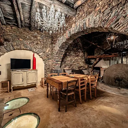The Historic Oil Mill- Romantic Retreat Apartment Alassio