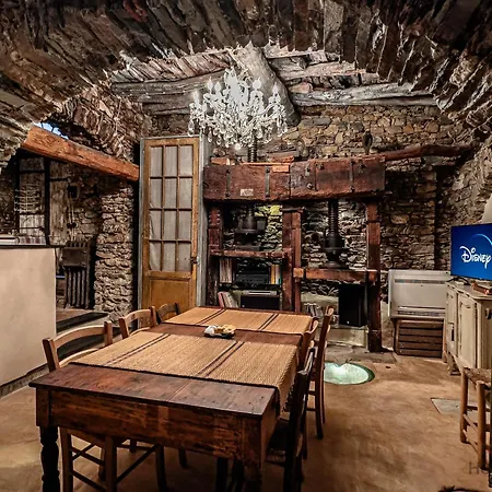 The Historic Oil Mill- Romantic Retreat Apartament